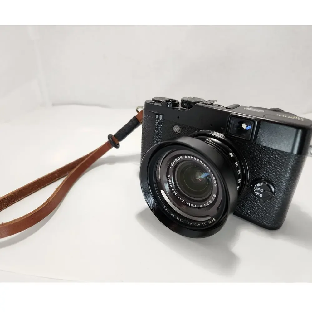 Fujifilm X10 Digital Camera Kit –‎ Fujinon Lens, Accessories barely used mint